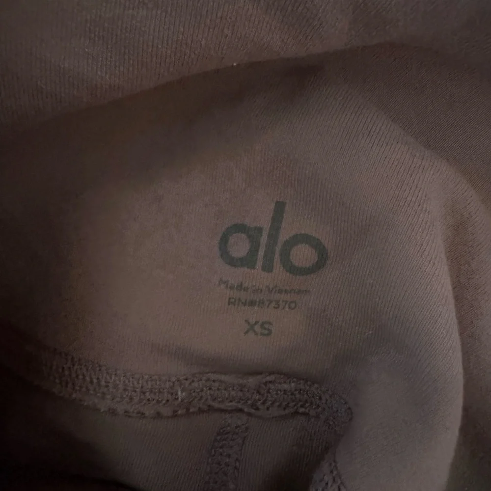 *** SOLD*** Alo yoga leggings - Picture 5 of 5